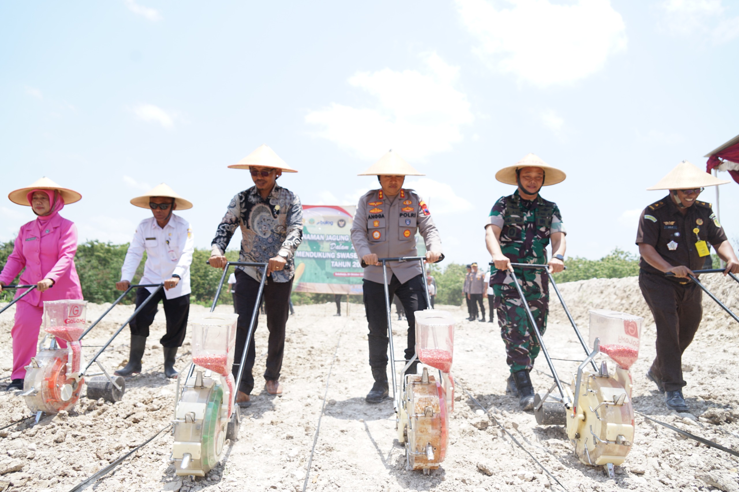 komisi II DPRD Sukoharjo Bersama Forkopimda Menanam Jagung di Ds.Mertan Bendosari